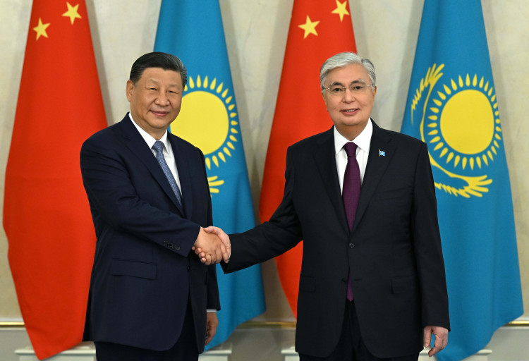 Kassym-Jomart Tokayev with Xi Jinping. Photo credit: Akorda (Astana Times)