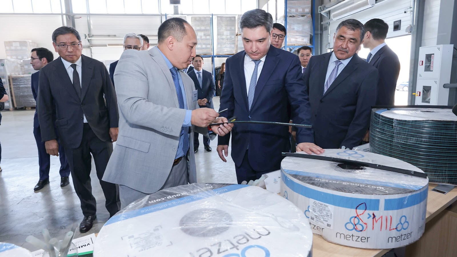 Olzhas Bektenov en visite dans la zone industrielle d'Almaty. © Пресс-служба Правительства Республики Казахстан