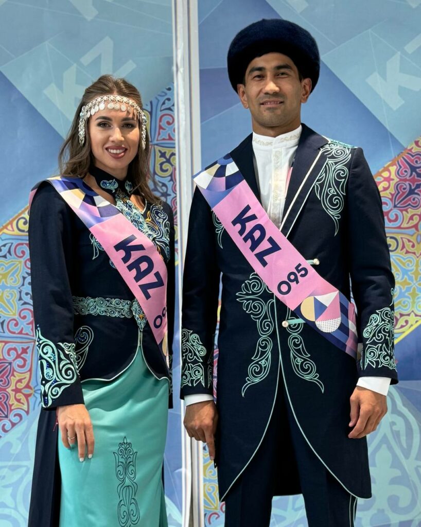 Le boxeur Asylbek Shymbergenov & l'athlète Olga Safronova sont les porte-drapeaux du Kazakhstan.