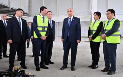 Kassym-Jomart Tokaïev visite le chantier de la nouvelle usine KIA Qazaqstan