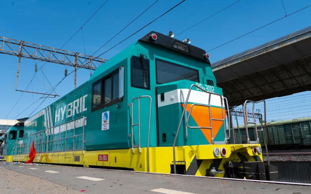 Le Kazakhstan fait rouler ses premières locomotives hybrides