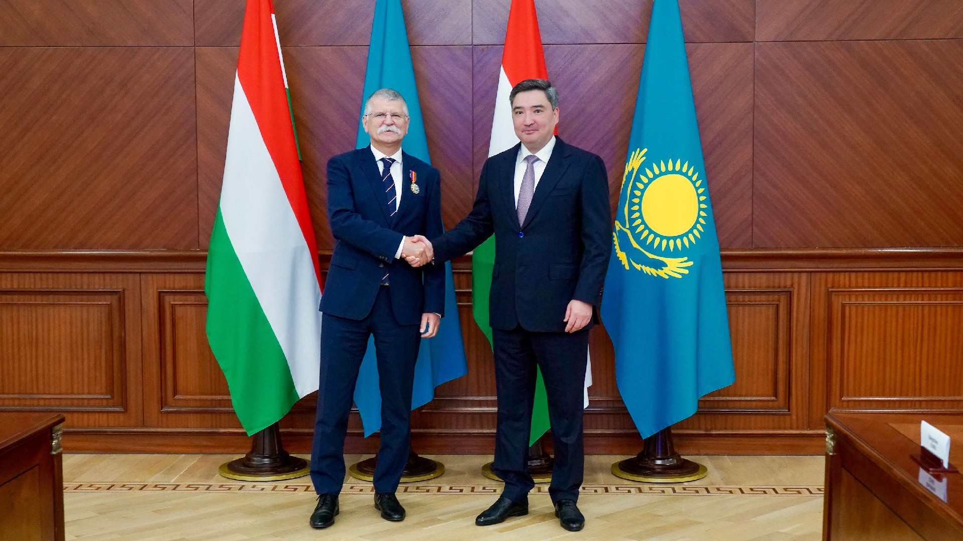 Oljas Bektenov et László Kövér