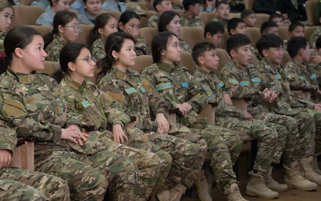 Le Kazakhstan intensifie la préparation militaire scolaire et facilite l’accès aux universités militaires
