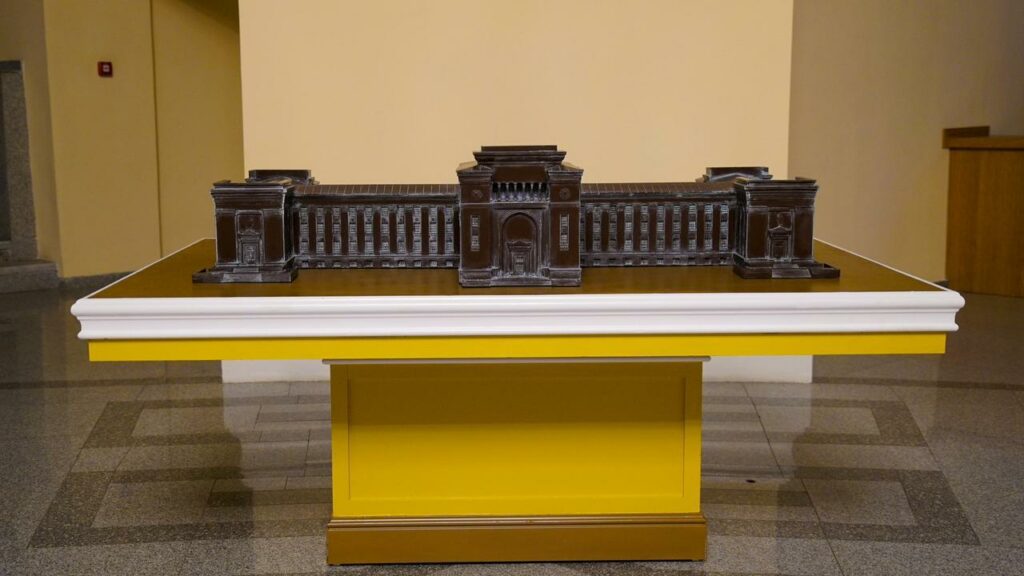 À Almaty, des modèles tactiles rendent les bâtiments accessibles aux aveugles