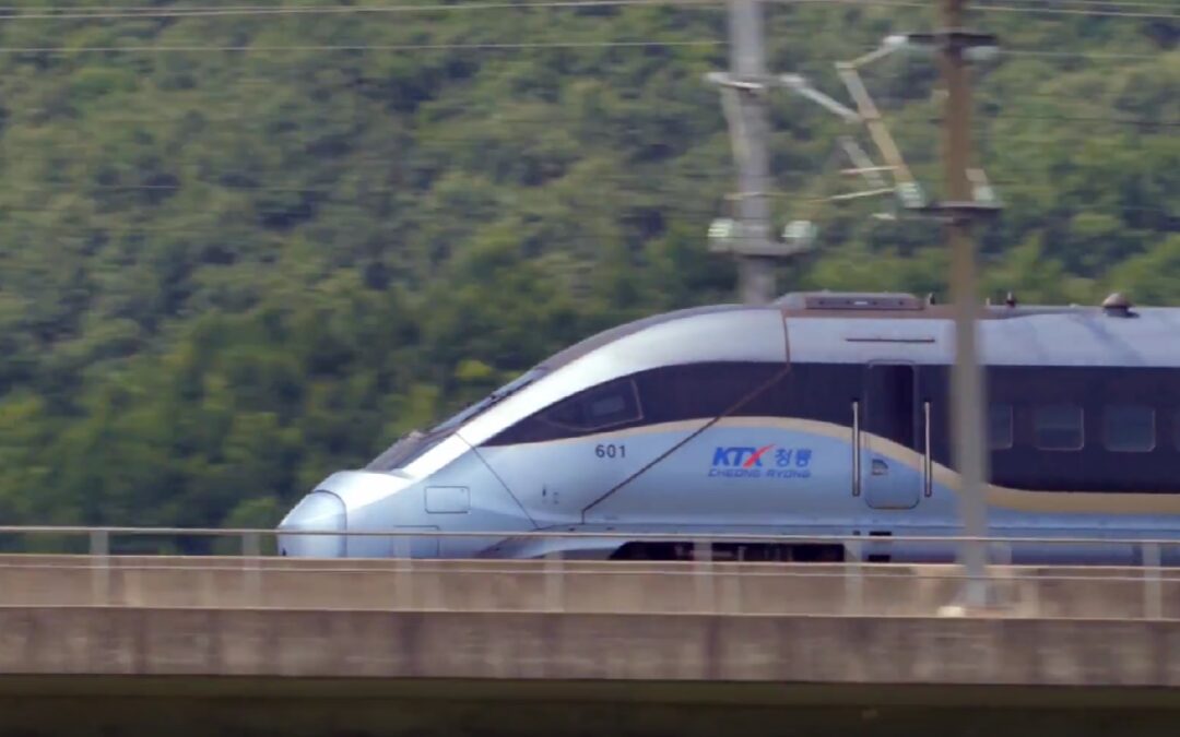 Ouzbékistan : un premier train Hyundai Rotem expédié depuis la Corée du Sud