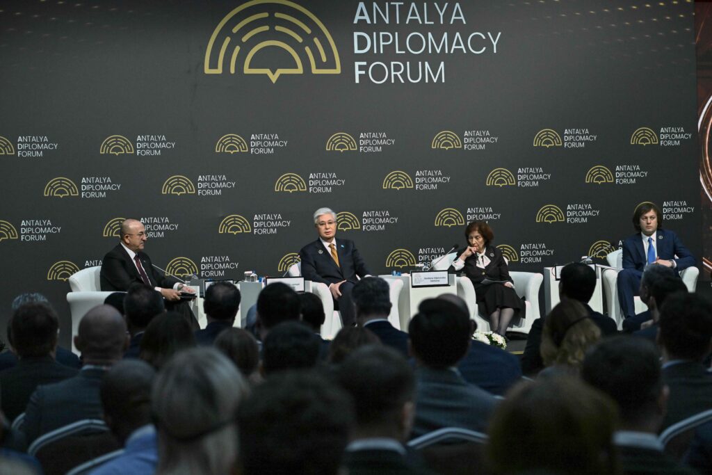 Au Forum diplomatique d'Antalya, Kassym-Jomart Tokaïev appelle à la retenue face aux tensions mondiales