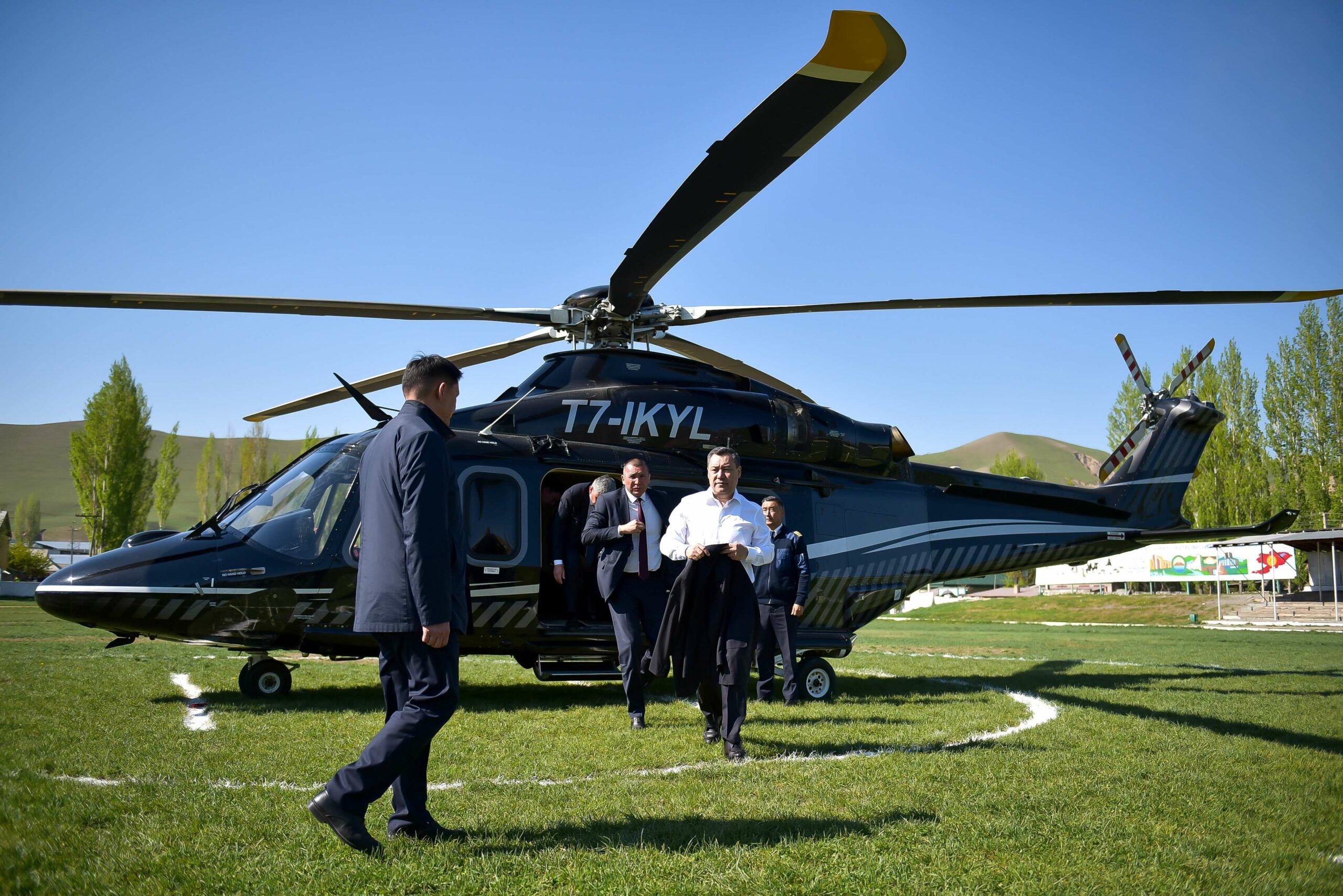 Kirghizstan : Sadyr Japarov vole en hélicoptère VIP à 11,5 millions de dollars financé par un oligarque sanctionné