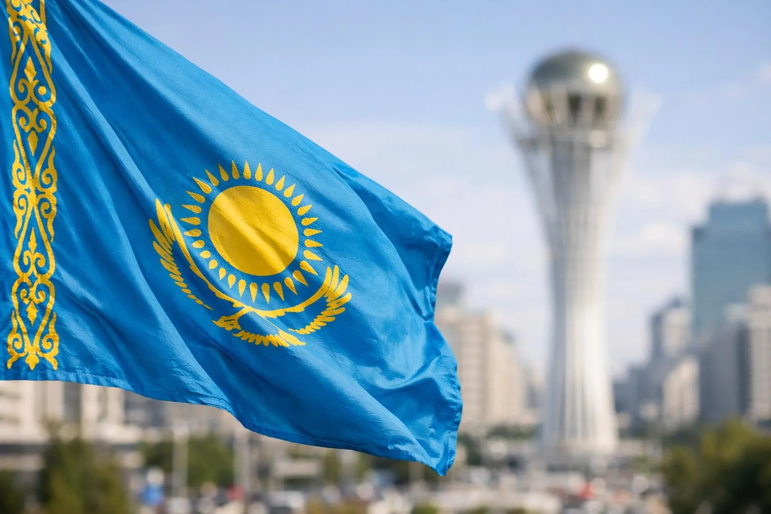 Drapeau kazakhstanais flottant dans le vent, ville en arrière-plan