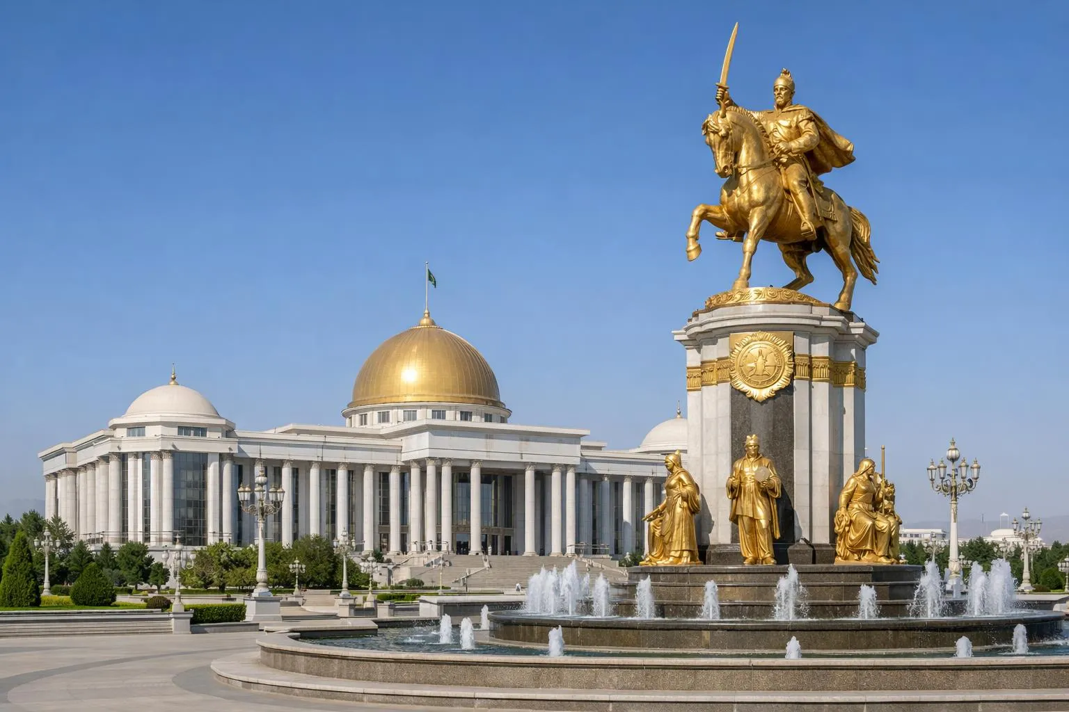Le majestueux palais présidentiel d'Achgabat avec sa colonnade de marbre blanc et son monument doré, symbole du pouvoir autoritaire du Turkménistan sous un ciel bleu.