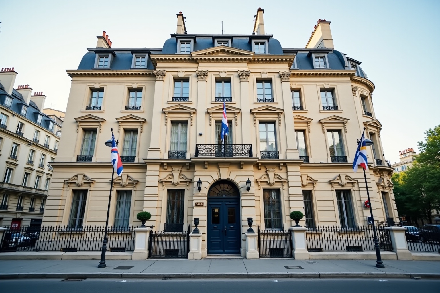 Bâtiment historique français avec architecture classique et drapeaux.