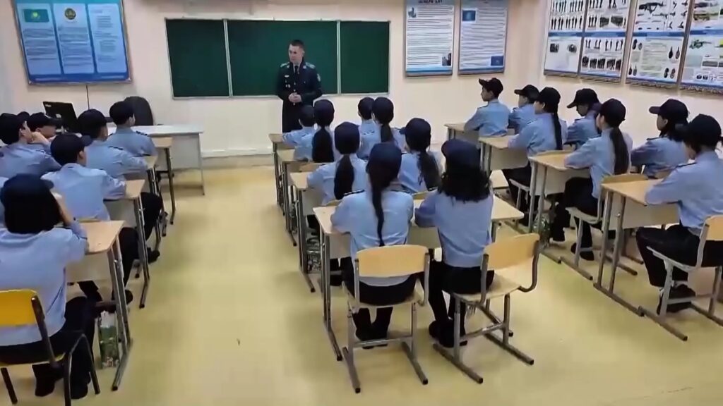 Kazakhstan : plus de 50 écoliers diplômés de la « Jeune garde » policière