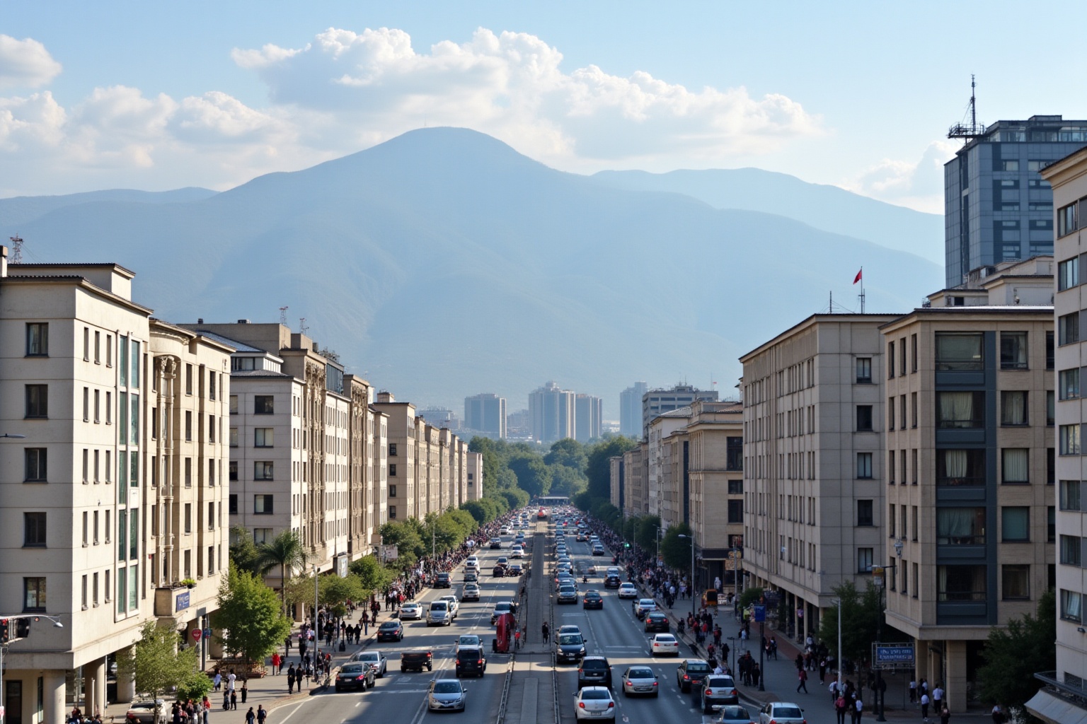 Paysage urbain avec gratte-ciel, montagnes et circulation dense.