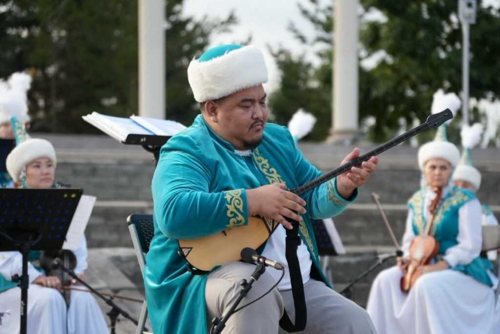 Dombra : le Kazakhstan fête son instrument de musique national
