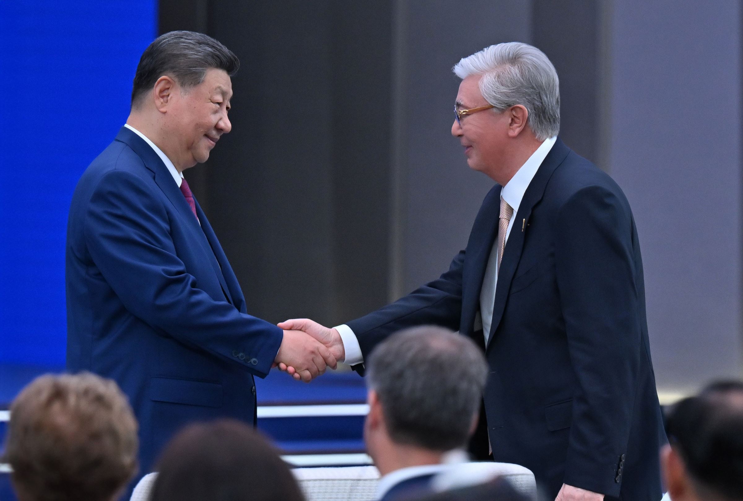 kassym-jomart-tokaiev-xi-jinping À Shanghaï, Kassym-Jomart Tokaïev rend hommage à Xi Jinping