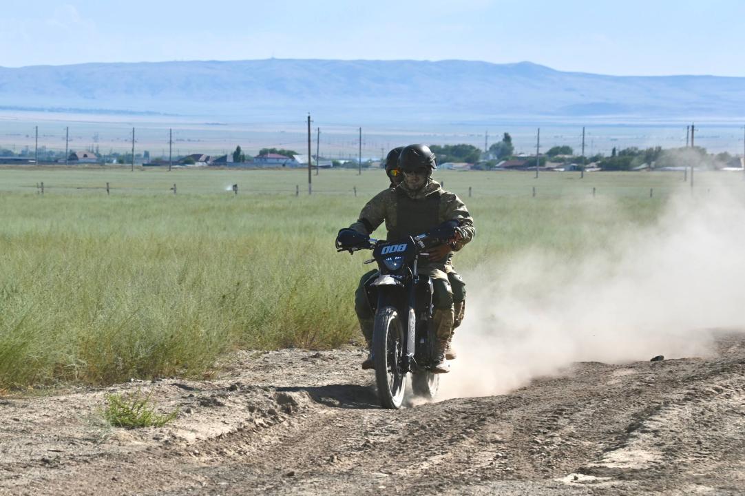 motos-armee-kazakhstanaise L'armée kazakhstanaise mise sur les motos pour préparer les guerres modernes