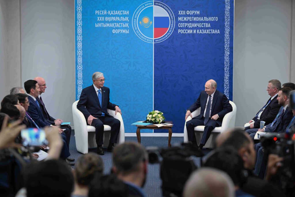 Ukraine : Kassym-Jomart Tokaïev appelle Vladimir Poutine à « geler » la guerre et relancer les négociations
