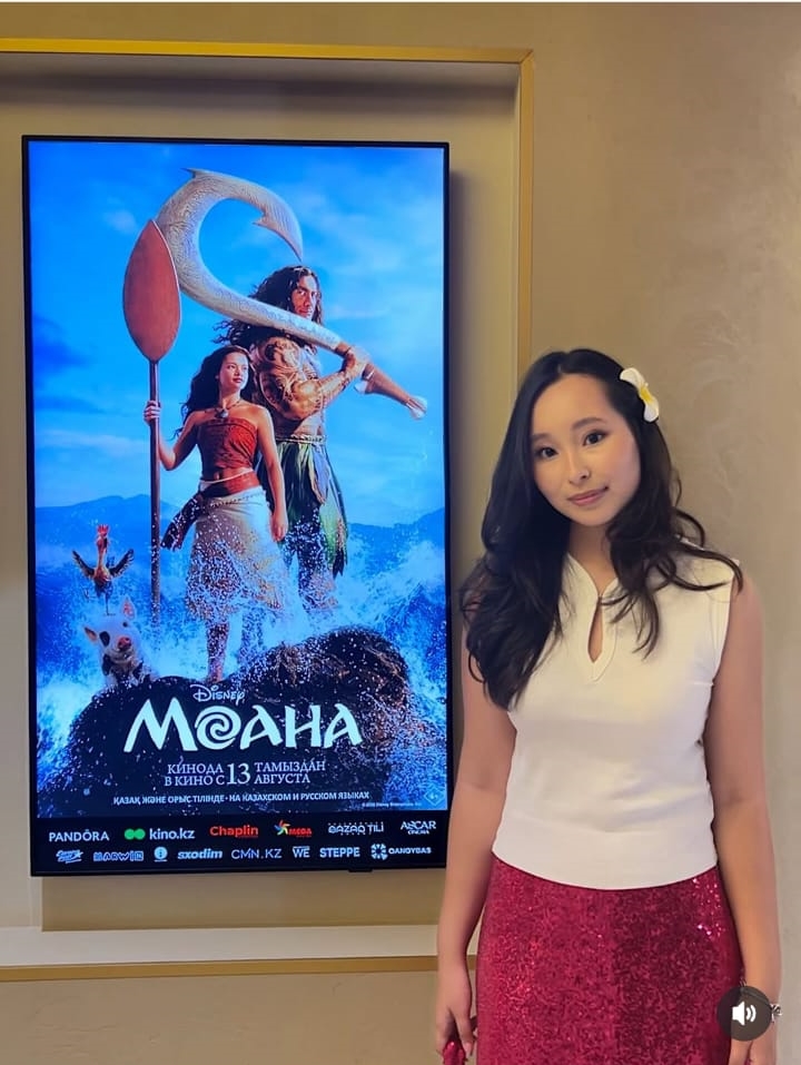 La Kazakhstanaise Sanat Asuat prête sa voix chantée à Moana dans le doublage russe