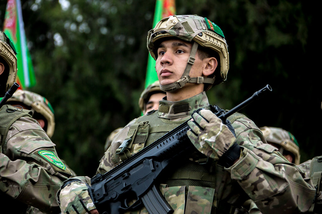 militaires-turkmenistan Au Turkménistan, les anciens militaires ont l'interdiction de sortir du territoire