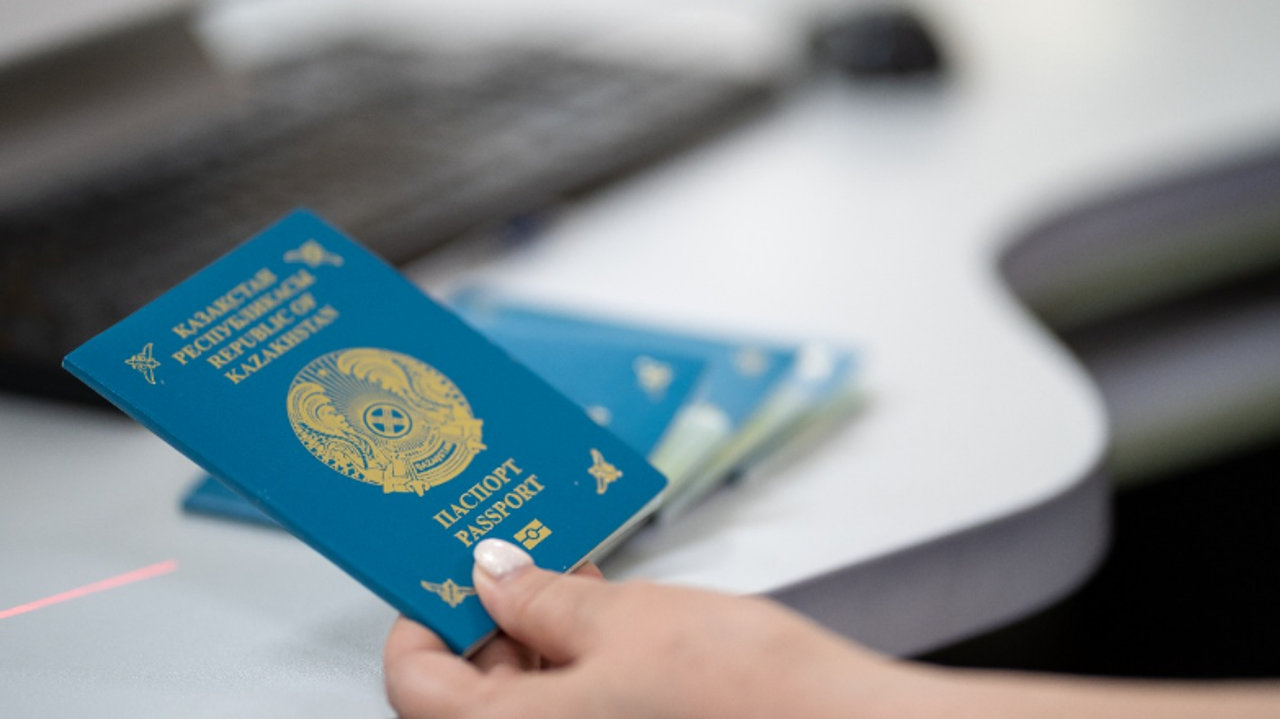 passeport-kazakhstan Henley Passport Index : le Kazakhstan possède le passeport le plus puissant d’Asie centrale
